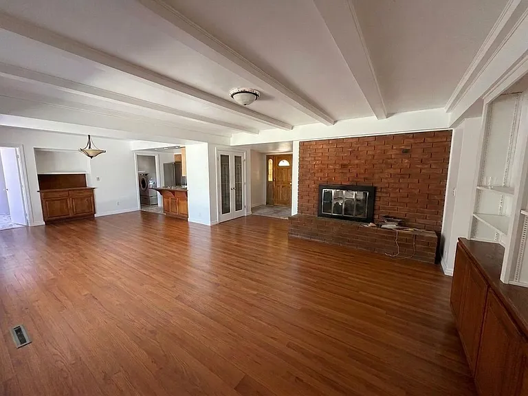 2120 Highland Oaks Dr — Photo 3