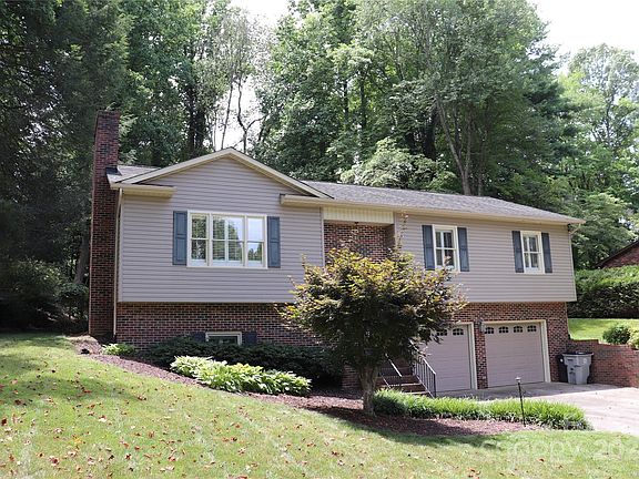 3rd image of 1008 Woodbine Pl NE