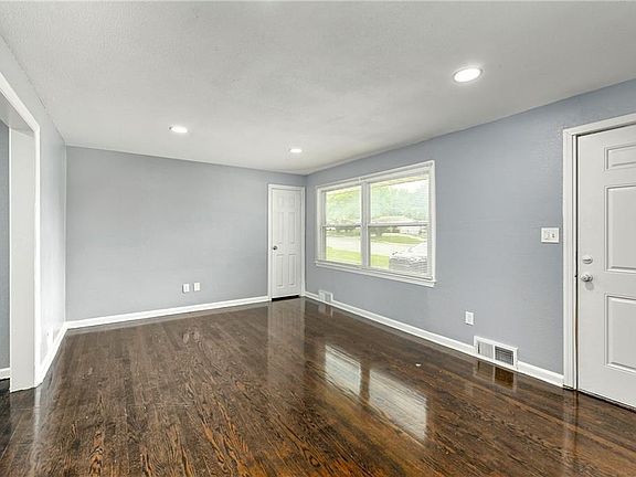 3rd image of 9805 E Gregory Blvd