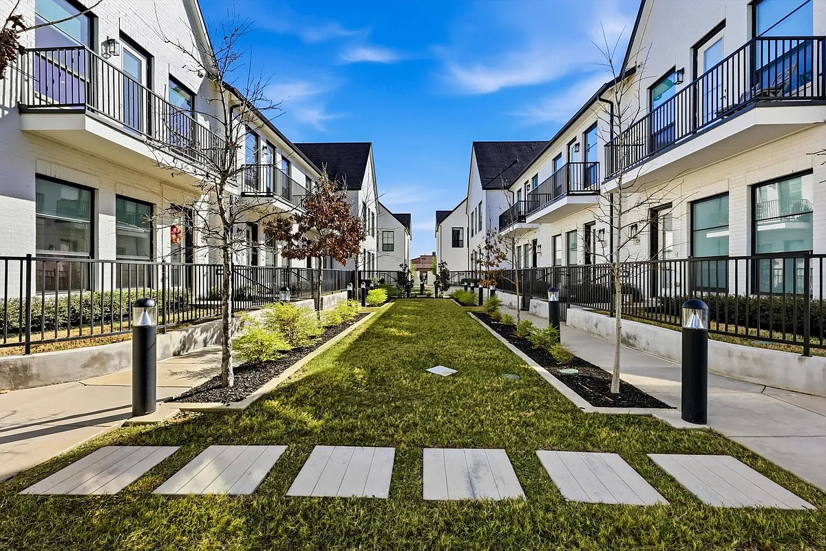 This unit faces a community greenbelt. - 129 Garden Ct E