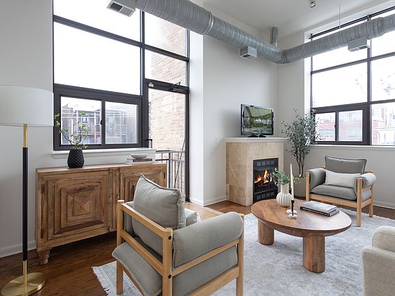 5th image of 1137 N Wood St APT 2D