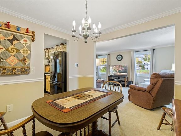 5th image of 104 Rolling Meadow Dr S
