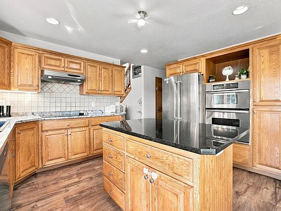 3rd image of 609 Lexington Ln