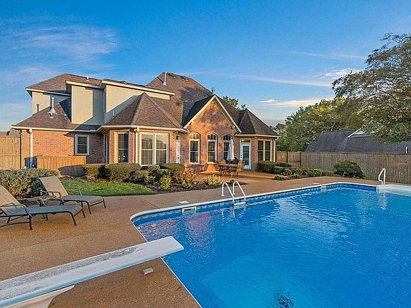 3rd image of 1307 Dogwood Dr