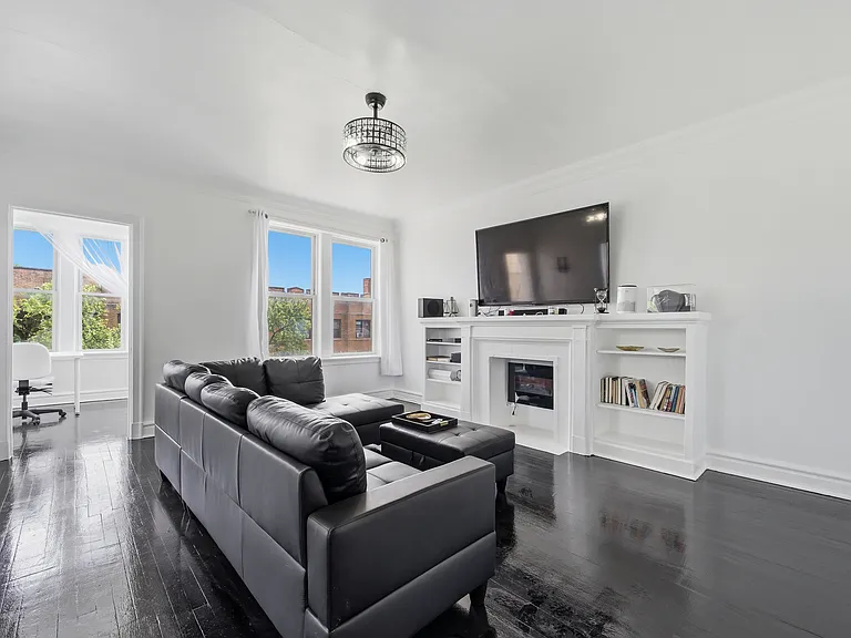 7000 S Paxton Ave #3 — Photo 2