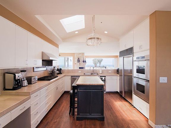 Large kitchen w/ 2 ovens, 6 burner