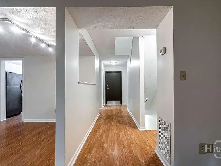 108 Fernbanks Ct — Photo 5