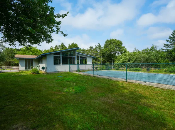 3 Danls Way, West Tisbury, MA 02575