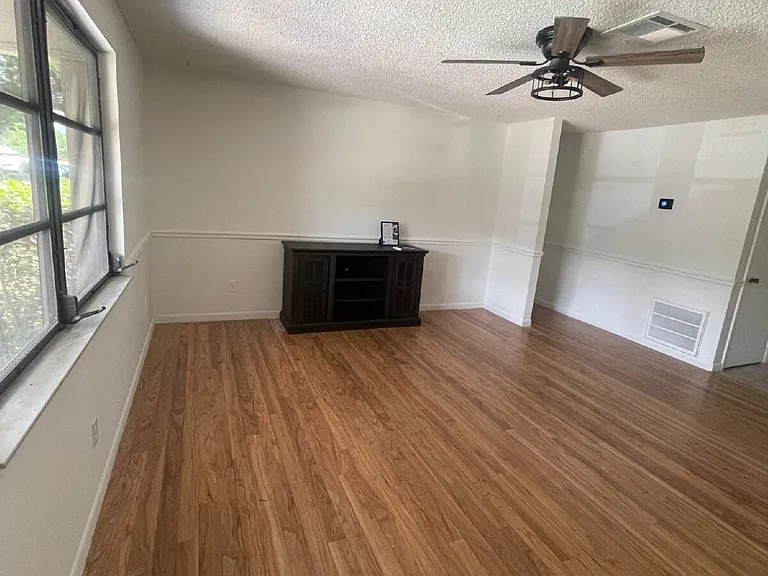 107 Montana Ave — Photo 2
