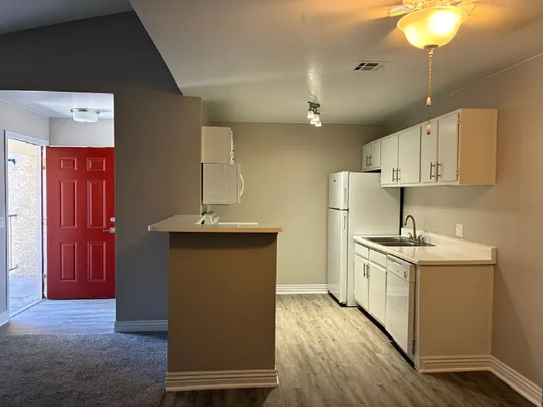 Mandalay Bay Apartments — Photo 41
