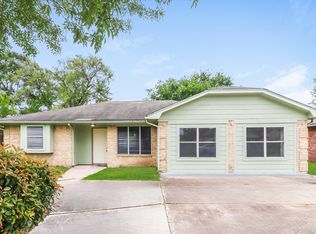 7126 Kings Dr, Baytown, TX 77521