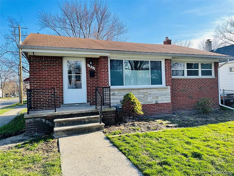1040 E Maxlow Ave — Photo 1
