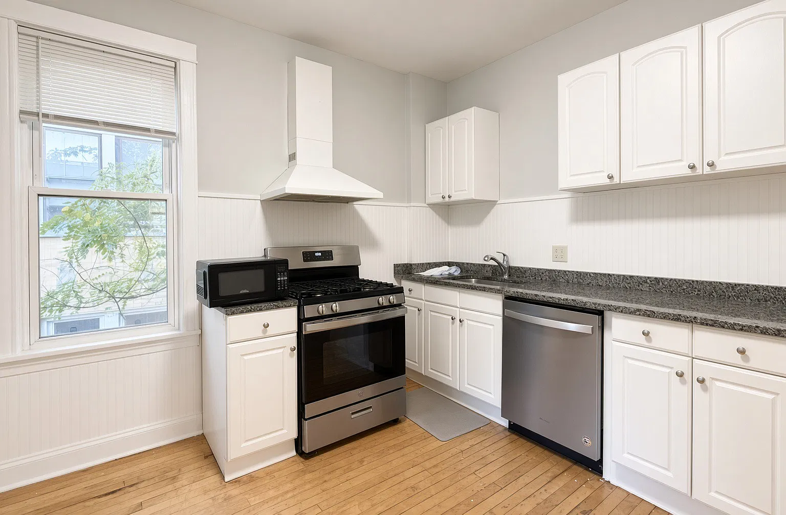 3919 N Southport Ave — Photo 1