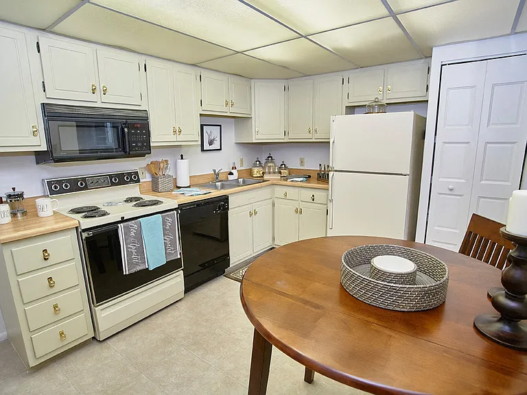 Classic Series Kitchen at Somerset Lakes