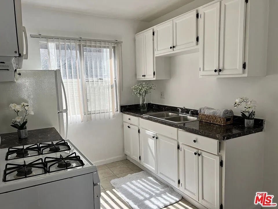 2 bed, 1.0 bath, 800 sqft, $2,199 — Photo 2