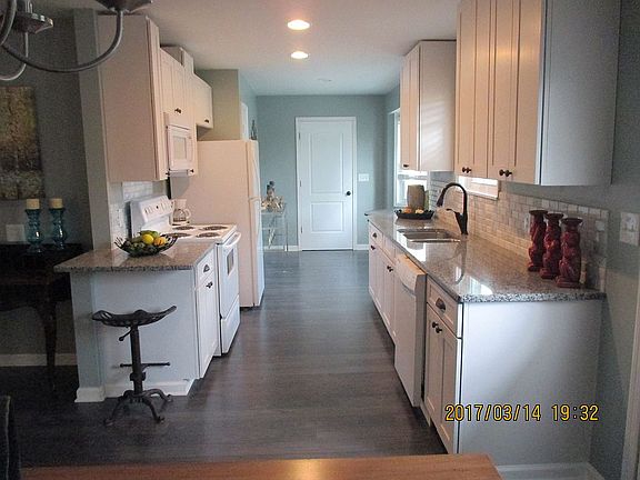 Kitchen to nook/laundry door
