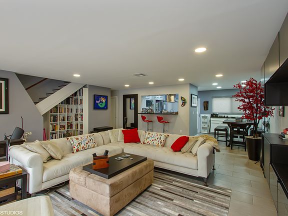 3rd image of 812 Raymond St #812