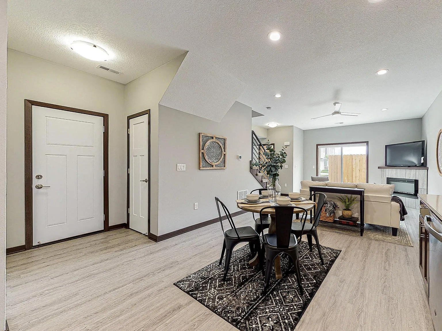 3 bed, 2.5 bath, 1450 sqft, $1,750 — Photo 3