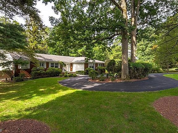 3rd image of 15 Scarsdale Dr