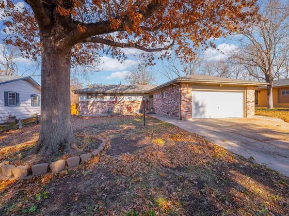 8410 E Castle Dr, Wichita, KS 67207
