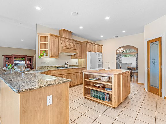 5th image of 215 Surrey Dr