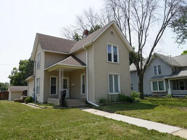 1106 Clark St, Charles City, IA 50616