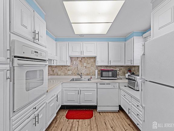 5th image of 120 N Rossmoor Dr #D