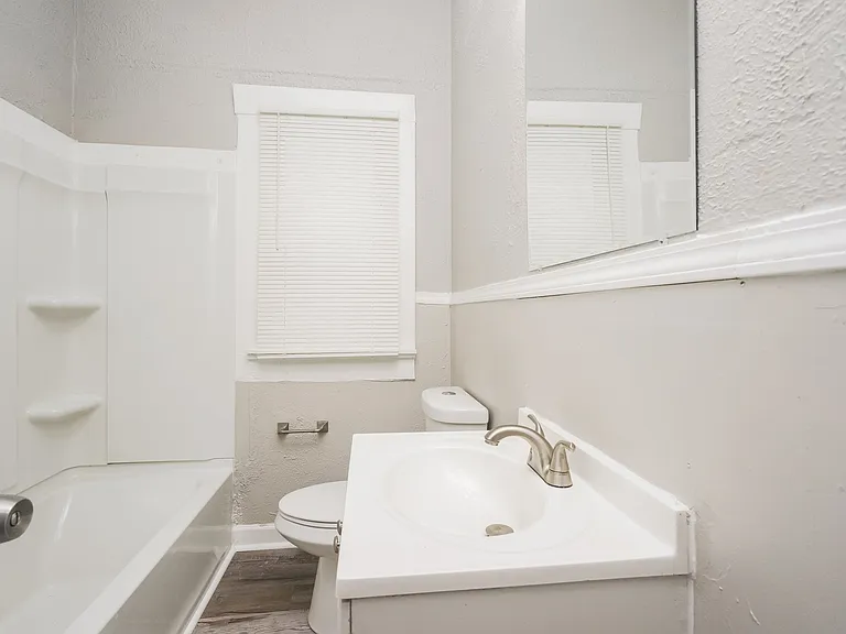 1346335_027_main_bathroom_12992173.jpg