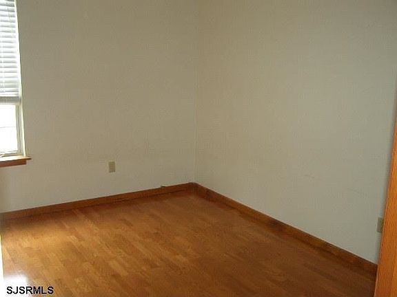 3rd image of 423 S Xanthus Ave