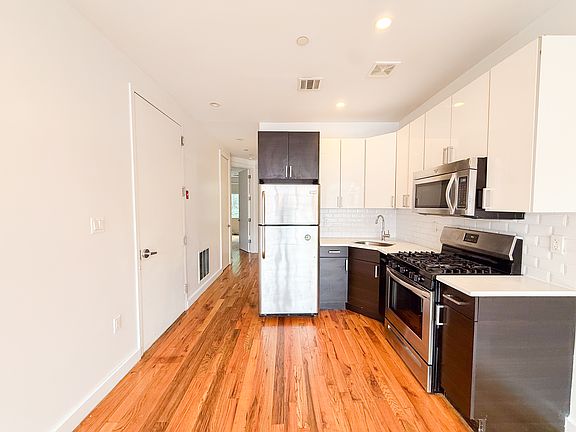 2nd image of 596 Quincy St APT 3