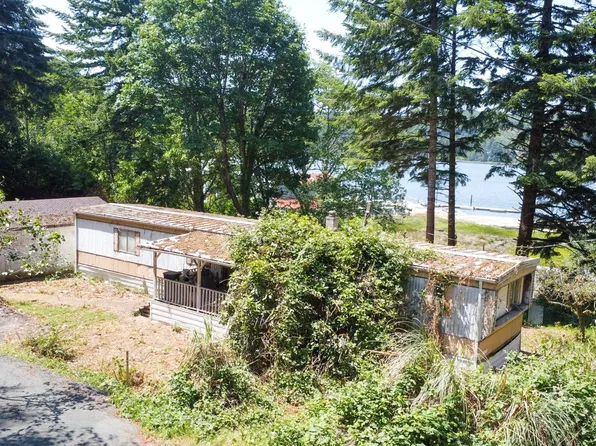 67064 Heron Rd, North Bend, OR 97459