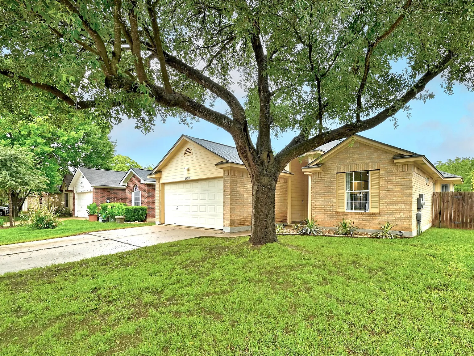 3 bed, 1201 sqft, $2,200 — Photo 2