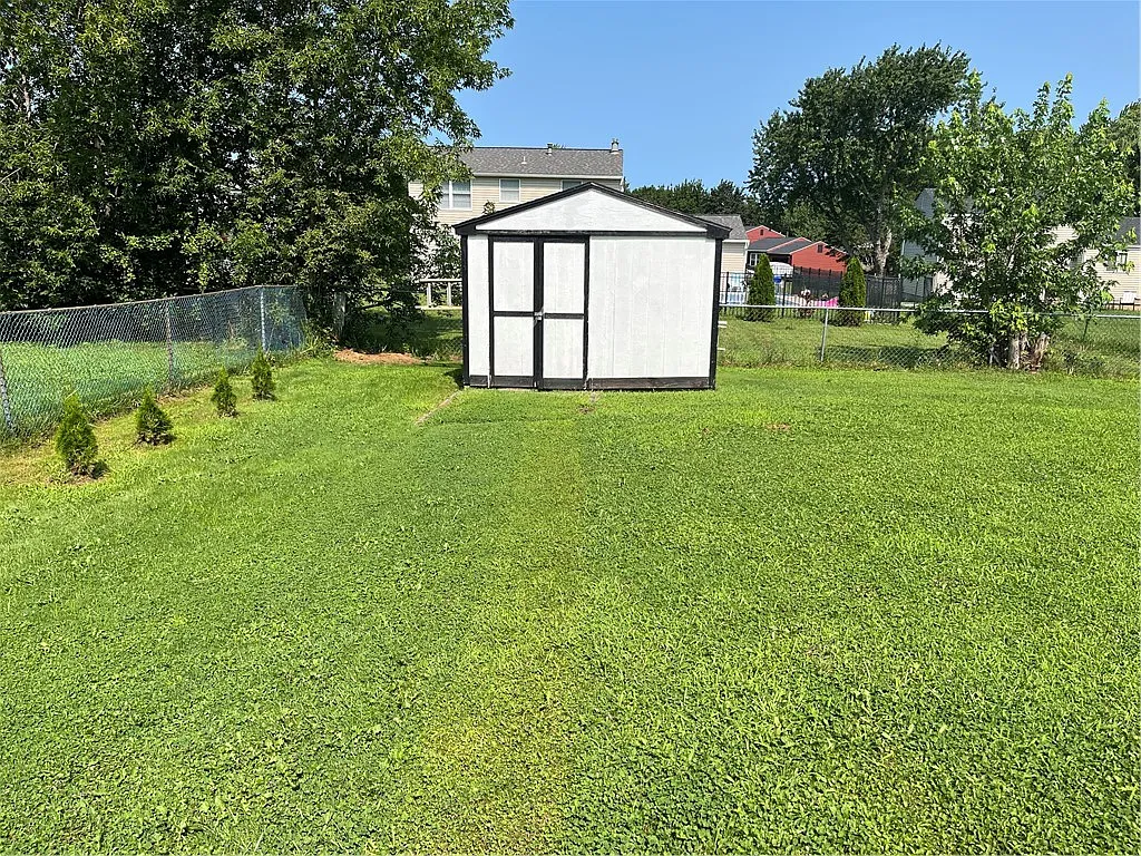 4 bed, 1.5 bath, 1822 sqft, $2,200 — Photo 4