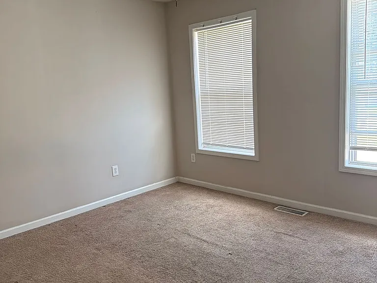 218 Thunderbird Cir — Photo 4