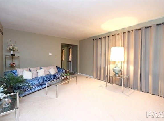 2nd image of 1013 W Kensington Dr