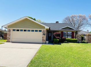 318 Meadowgreen Cir, Port Neches, TX 77651