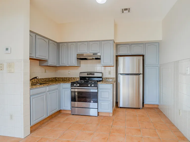 15 Isabella Ave #2R — Photo 6