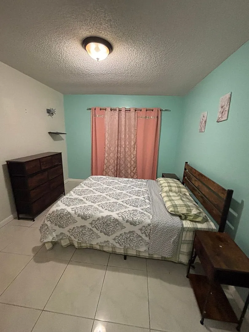 Charming 3BR House in Homestead — Photo 2