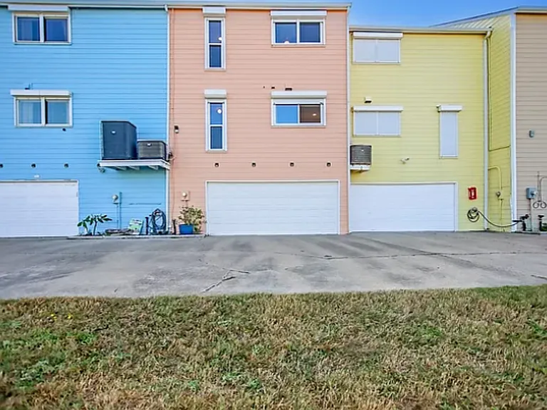 8316 Seawall Blvd #5 — Photo 5