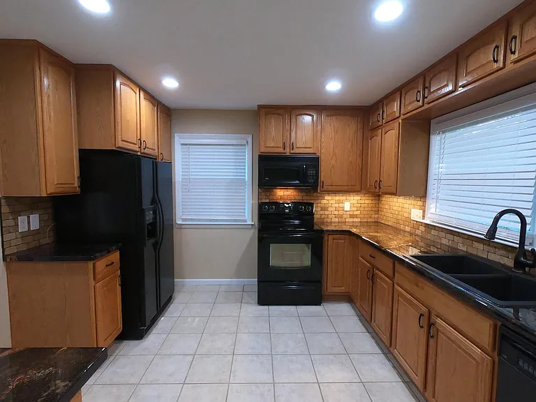 5830 Perry Ln — Photo 11