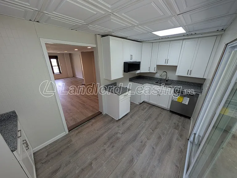 566 Jackson St — Photo 6