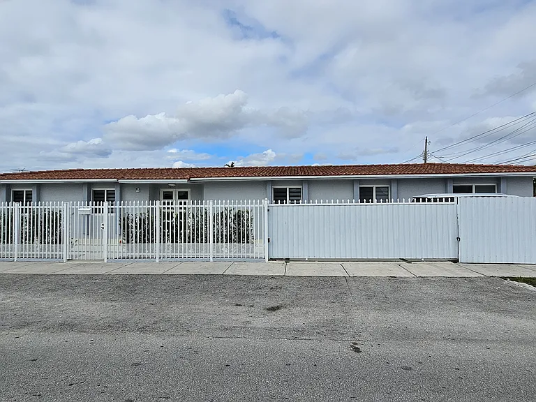 5815 NW 5th St — Photo 1
