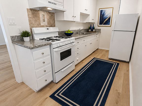 2nd image of 1880 Cedar Ave APT 1