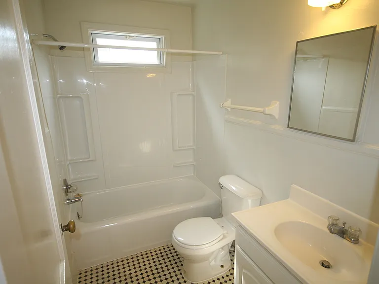 Adorable 1 Bedroom Apt / 1 Block to Duke! — Photo 8