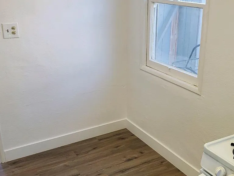 382 W 12th St #384-1/2 — Photo 7