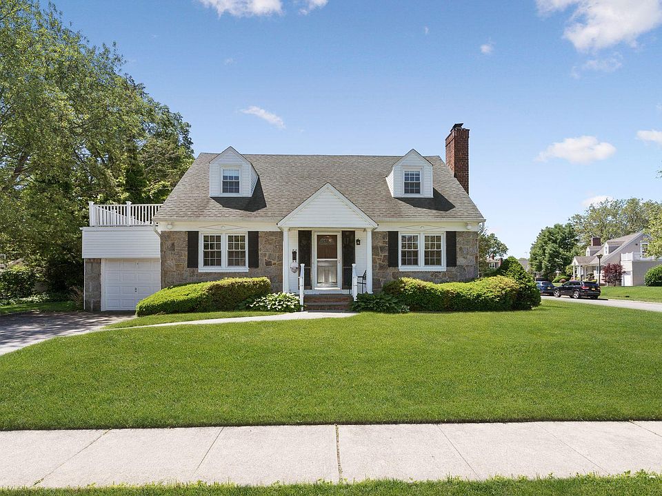 1st image of 70 Laurel Dr