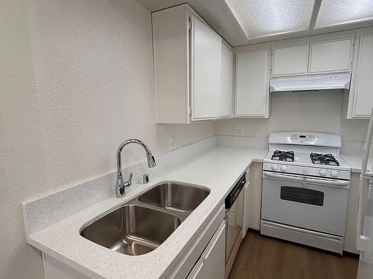14135 Doty Ave — Photo 3