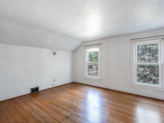 4th image of 504 N Elm Ave