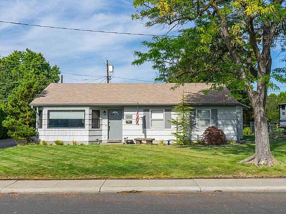 2nd image of 1303 Acacia Ave