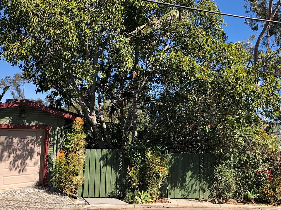 Property Streetfront (garage belongs to upstairs tenant)